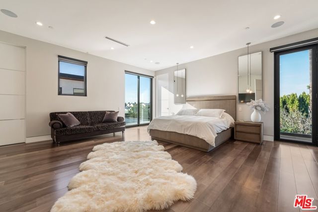 4049 Coldwater Canyon Avenue, Studio City CA: https://media.crmls.org/mediaz/78926410-b1f6-4b1d-9e27-1f795c7a23bb.jpg