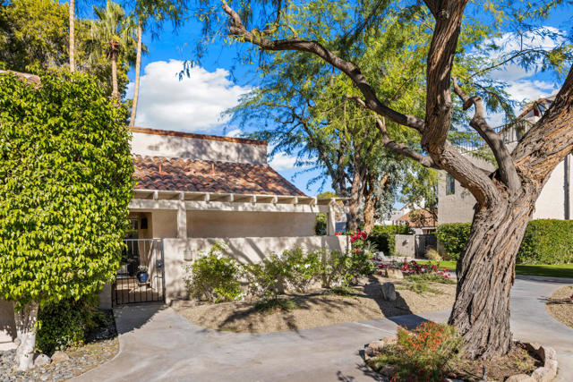 308 Forest Hills Drive, Rancho Mirage CA: https://media.crmls.org/mediaz/789369d2-ba5a-42e2-8ad7-79bc0567bf4b.jpg