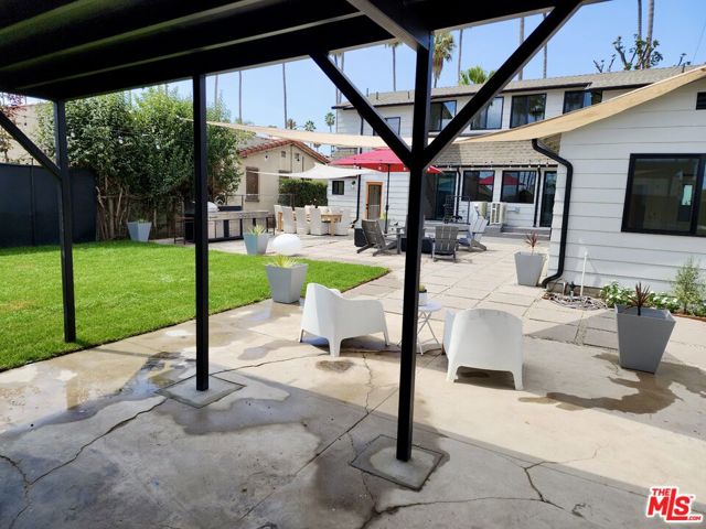 5414 S Mullen Avenue, Los Angeles CA: https://media.crmls.org/mediaz/78946d04-6302-4052-bbd7-3ed2ef0f4174.jpg