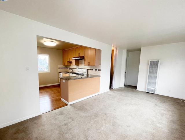 2120 Encinal Ave, Alameda CA: https://media.crmls.org/mediaz/7894bd58-af13-49e4-b647-7064ab6023f5.jpg