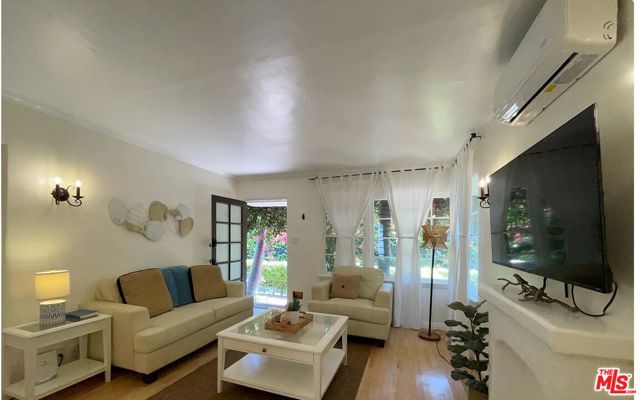 1144 15th Street, Santa Monica CA: https://media.crmls.org/mediaz/789614c2-d220-4b27-affc-165e589b06d4.jpg