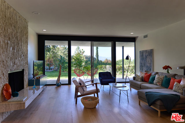 16045 Royal Mount Drive, Encino CA: https://media.crmls.org/mediaz/7896be71-cb94-426d-b91c-20714e638084.jpg