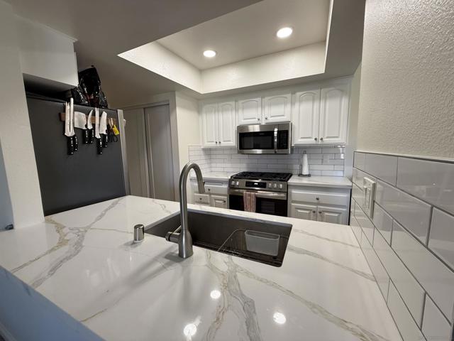 9342 Twin Trails Drive, San Diego CA: https://media.crmls.org/mediaz/789792e8-881a-4844-a2b0-9f6e8806021a.jpg