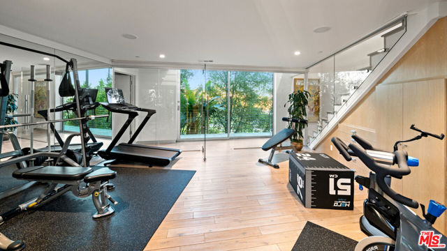 9353 Nightingale Drive, Los Angeles CA: https://media.crmls.org/mediaz/7897bab0-f1d2-4408-a6b2-fc033fa98142.jpg