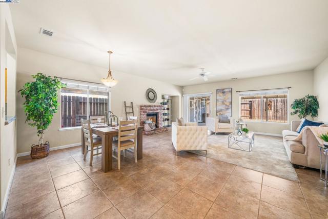 1983 Cork Oak Ln, Manteca CA: https://media.crmls.org/mediaz/78981669-fef8-40fb-884e-aac1562ee466.jpg