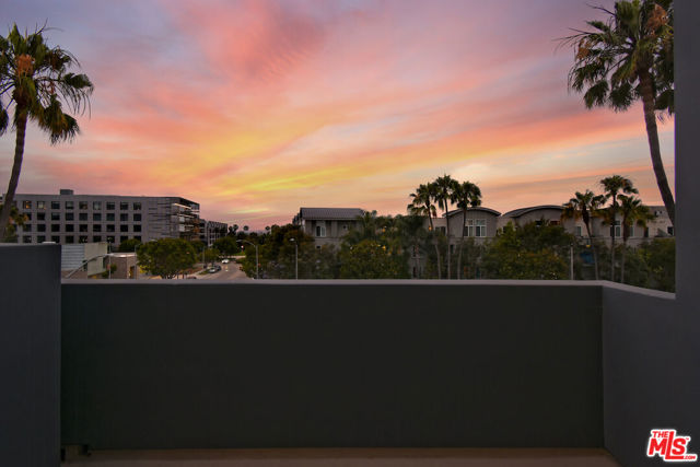 5350 Playa Vista Drive, Playa Vista CA: https://media.crmls.org/mediaz/7898780a-9cc0-4e0c-a682-5ef0d7c6f415.jpg