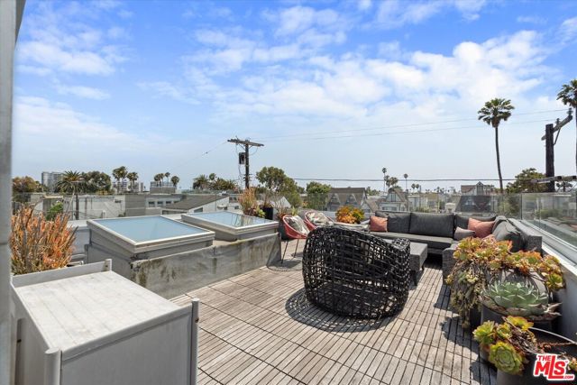 483 Carroll Canal Court, Venice CA: https://media.crmls.org/mediaz/7898aac5-5a11-402e-afdb-fc4c8290af7f.jpg
