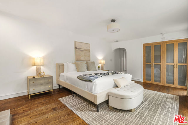 8828 Thrasher Avenue, Los Angeles CA: https://media.crmls.org/mediaz/7899005b-dec9-4e7c-b4ef-aaccf9fc10c8.jpg