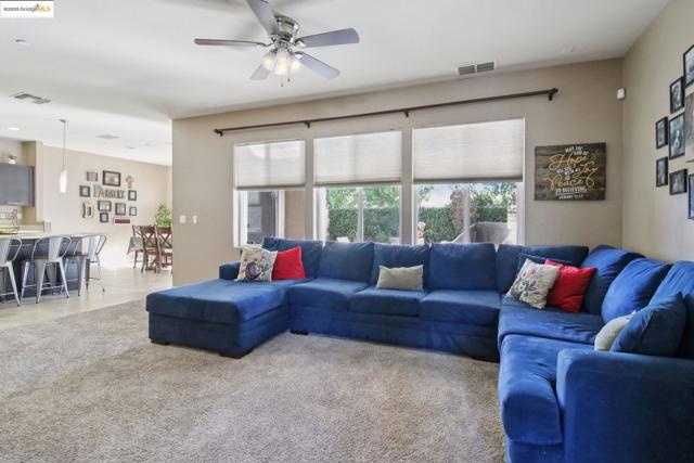 124 Clear Lake Ct, Oakley CA: https://media.crmls.org/mediaz/789b13c3-dcba-4463-805f-b68ed442f34f.jpg