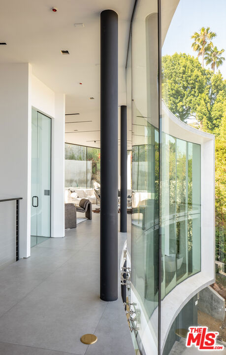 9277 Thrush Way, Los Angeles CA: https://media.crmls.org/mediaz/789b354c-66e5-4346-b734-d9f1c0cd604d.jpg