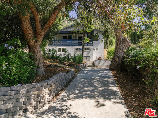 1942 Lake Shore Avenue, Los Angeles CA: https://media.crmls.org/mediaz/789bf614-b1f9-4993-bad1-b7e18662766d.jpg