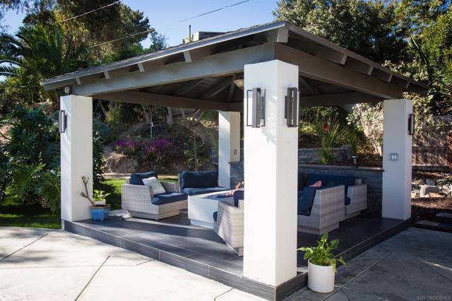 455 Glencrest Dr, Solana Beach CA: https://media.crmls.org/mediaz/789cfc26-9eb0-475b-8274-55b7936b941d.jpg