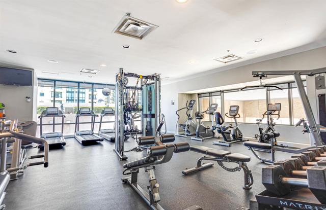550 Front St, San Diego CA: https://media.crmls.org/mediaz/789d480d-cf8b-473d-a2b6-9df117638dd0.jpg
