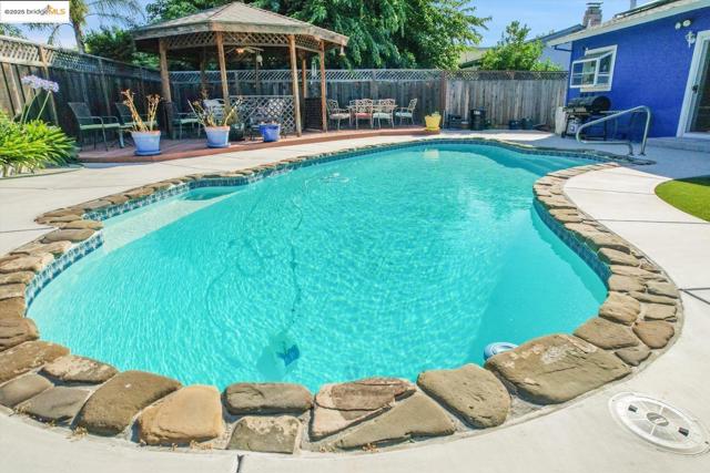 3326 Hacienda Way, Antioch CA: https://media.crmls.org/mediaz/789e1bfe-bb8b-4781-a8b2-b8a6585eacf0.jpg