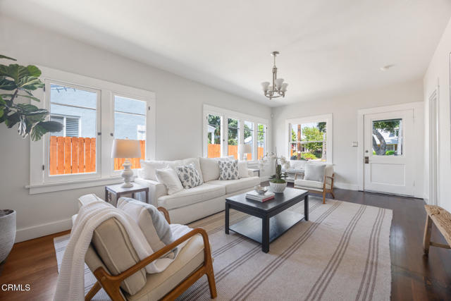 975 N Mentor Avenue, Pasadena CA: https://media.crmls.org/mediaz/78a14931-1310-494c-9c45-9b9b31226df6.jpg