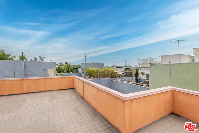 900 N West Knoll Drive, West Hollywood CA: https://media.crmls.org/mediaz/78a1dd68-7742-479e-931f-79123b99aebb.jpg