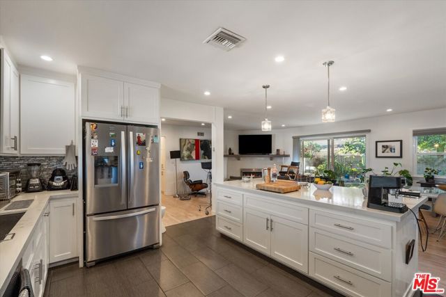 7667 Chisholm Avenue, Van Nuys CA: https://media.crmls.org/mediaz/78a259e8-e1ef-41ca-a7a9-d488db7cfbb2.jpg