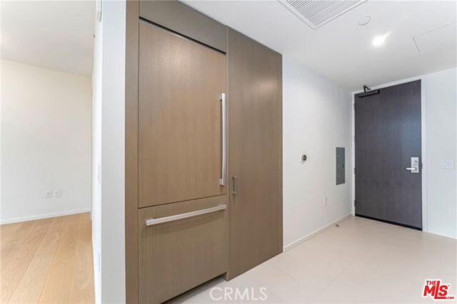 889 Francisco, Los Angeles CA: https://media.crmls.org/mediaz/78a37412-ce06-4cf0-8983-94cd95ebd233.jpg