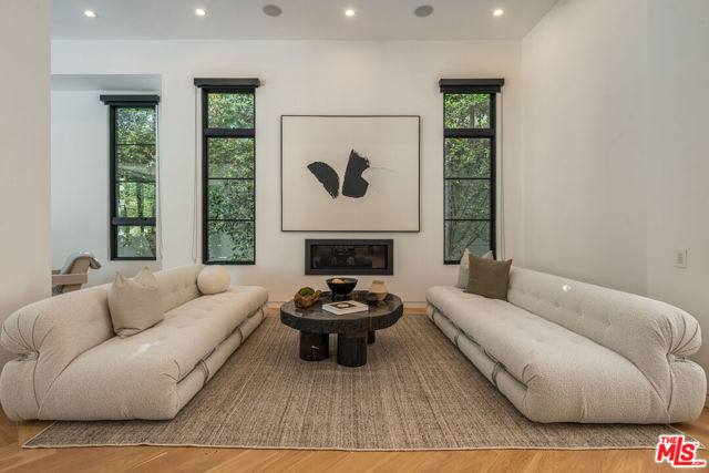 636 N Kilkea Drive, Los Angeles CA: https://media.crmls.org/mediaz/78a3ee2f-8e22-4560-a383-9d144fa60a52.jpg