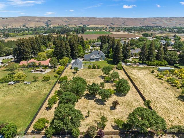 9885 Lantz Drive, Morgan Hill CA: https://media.crmls.org/mediaz/78a3f277-44fe-404e-a61d-528c6fd40727.jpg