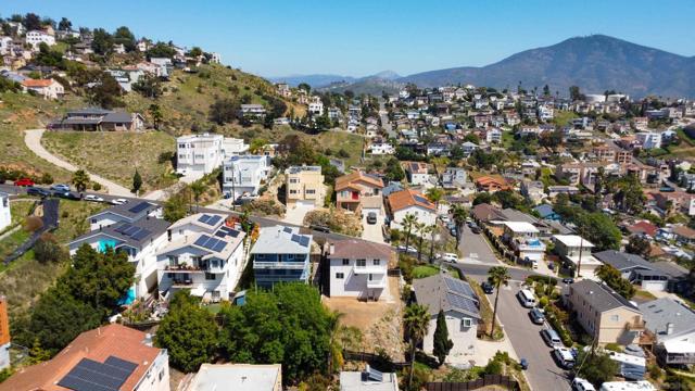1412 San Miguel Ave, Spring Valley CA: https://media.crmls.org/mediaz/78a406d4-15cd-472b-a5c5-c083f16fab8e.jpg
