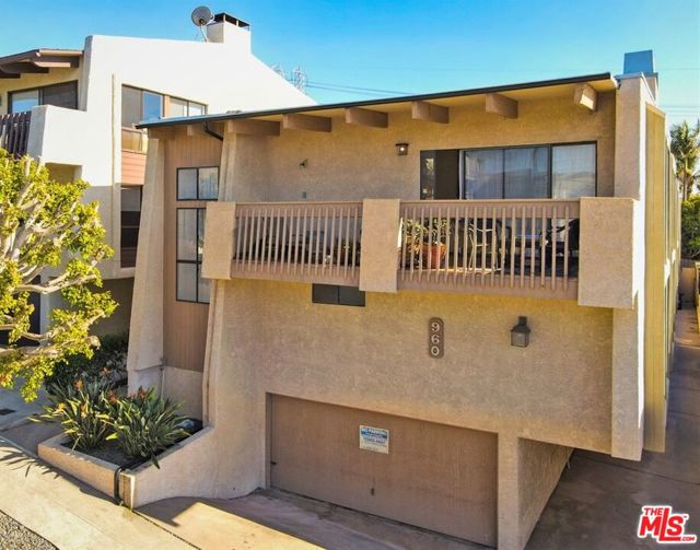 960 1ST Street, Hermosa Beach, California 90254, 2 Bedrooms Bedrooms, ,1 BathroomBathrooms,Residential,Sold,1ST,22130025