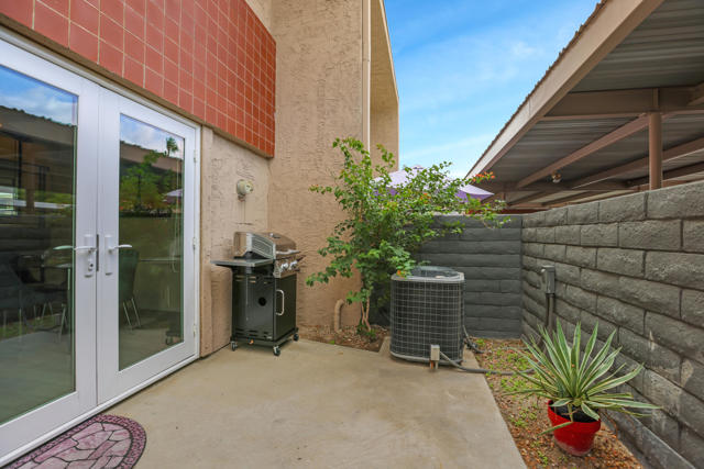 2274 N Indian Canyon Drive, Palm Springs CA: https://media.crmls.org/mediaz/78a48ea5-5eff-4ce9-9ed1-c555130d1cd0.jpg