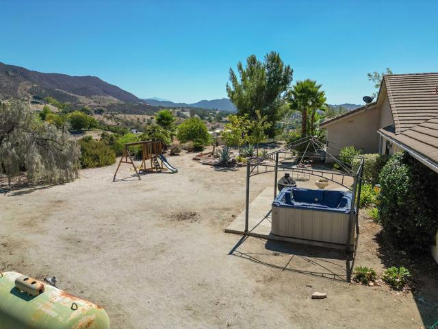 40487 Rock Mountain Drive, Fallbrook CA: https://media.crmls.org/mediaz/78a54a6d-03fe-40eb-a42f-f054d61fe441.jpg