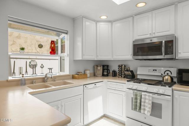 2036 Pierpont Boulevard, Ventura CA: https://media.crmls.org/mediaz/78a66097-f781-402b-bede-3c2965bf7c20.jpg