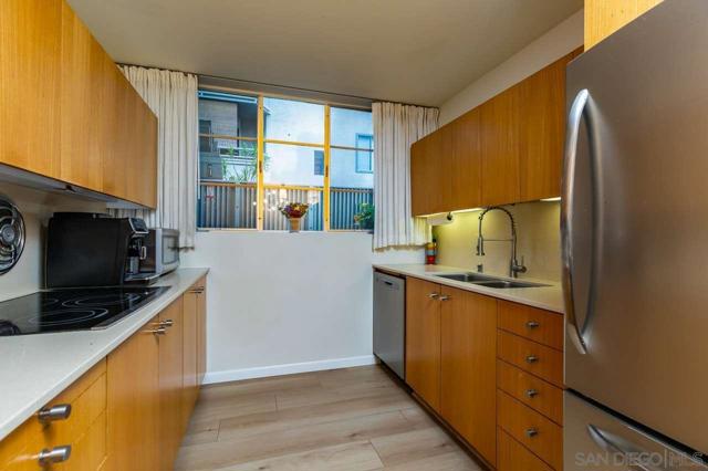 3200 6Th Ave, San Diego, California 92103, 2 Bedrooms Bedrooms, ,2 BathroomsBathrooms,Condominium,For Sale,6Th Ave,240019798SD