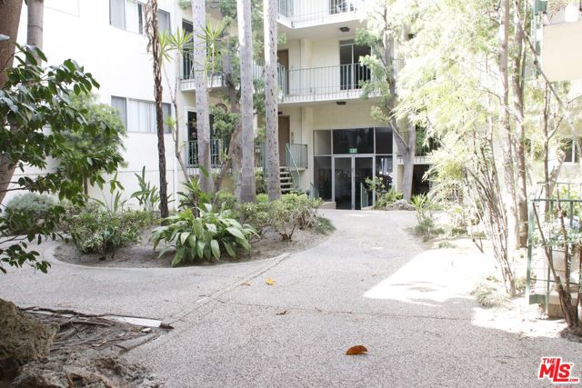 10240 Camarillo Street, Toluca Lake CA: https://media.crmls.org/mediaz/78a7c4c2-b9e8-48c9-92a8-0c2b8a3c87e2.jpg