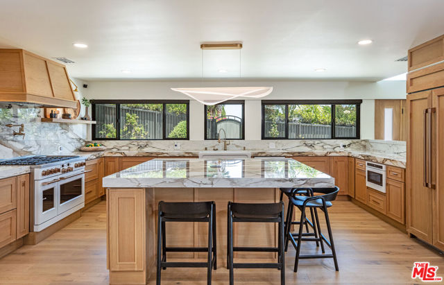 3525 Coast View Drive, Malibu CA: https://media.crmls.org/mediaz/78a88b0f-d1cd-4116-abe4-9324c9093ebc.jpg