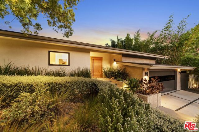 8400 Edwin Drive, Los Angeles CA: https://media.crmls.org/mediaz/78a8b18d-db16-4546-9cef-d122f7280e10.jpg