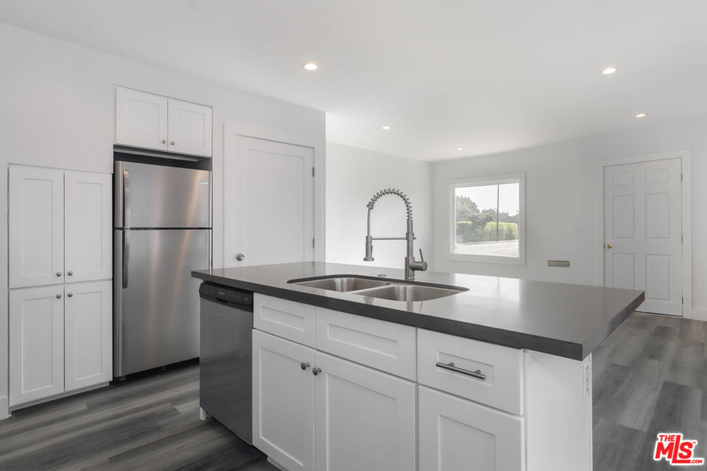 https://media.crmls.org/mediaz/78a8c4ef-41d2-4c93-a863-2d41697f90a5.jpg?preset=X-Large