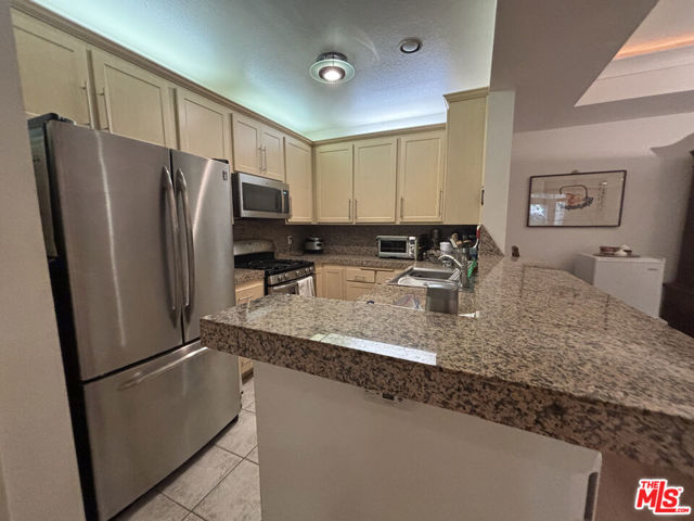 2222 N Beachwood Drive, Los Angeles CA: https://media.crmls.org/mediaz/78a9c64a-9d34-4353-9716-190e8c9c08e6.jpg