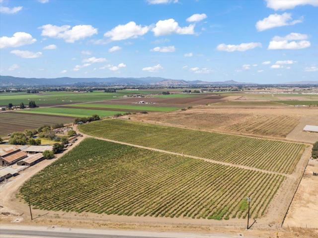 2675 Pacheco Pass Highway, Gilroy CA: https://media.crmls.org/mediaz/78ab4152-722a-4296-9d96-ee226258bd40.jpg