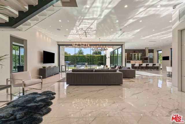 4049 Coldwater Canyon Avenue, Studio City CA: https://media.crmls.org/mediaz/78ac254c-2bc4-4e91-a024-81a73f861c73.jpg