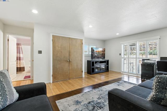923 90Th Ave, Oakland CA: https://media.crmls.org/mediaz/78ac3112-127d-4e64-932e-6c3da81b2280.jpg