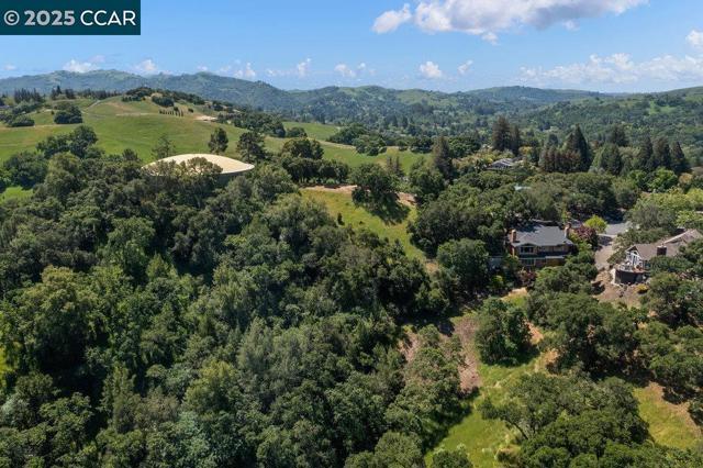 18 Diablo Oaks Way, Lafayette CA: https://media.crmls.org/mediaz/78acb036-77b1-4626-b4ec-8d7c0f12feb5.jpg