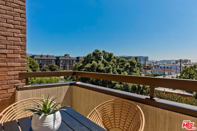 300 N Swall Drive, Beverly Hills CA: https://media.crmls.org/mediaz/78ad8fdc-419a-4499-a3bb-c4d6eedde44c.jpg