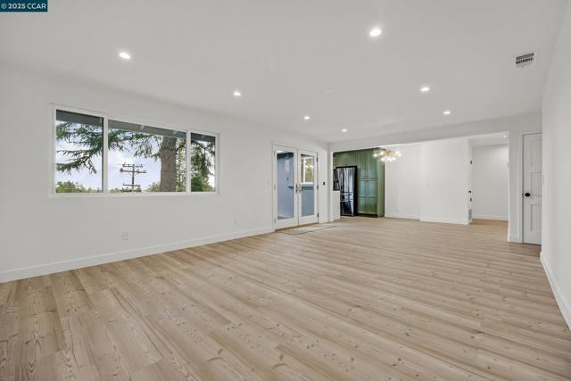 1952 Montclair Court, Walnut Creek CA: https://media.crmls.org/mediaz/78adbbf2-40a8-4d57-9369-6364aa51839f.jpg