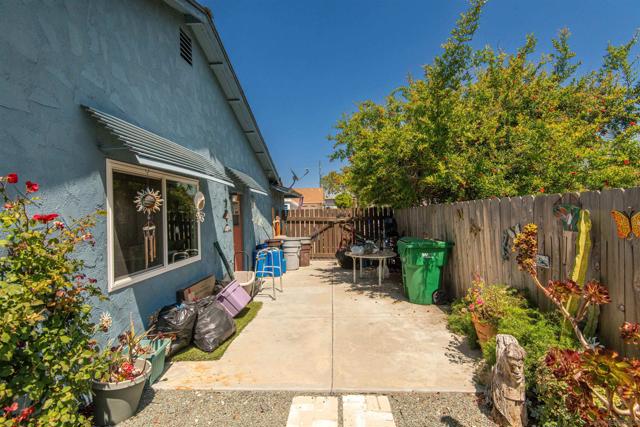 2701 Harriet St, Oceanside CA: https://media.crmls.org/mediaz/78ae1573-37ed-447b-96c4-978b5e38a022.jpg