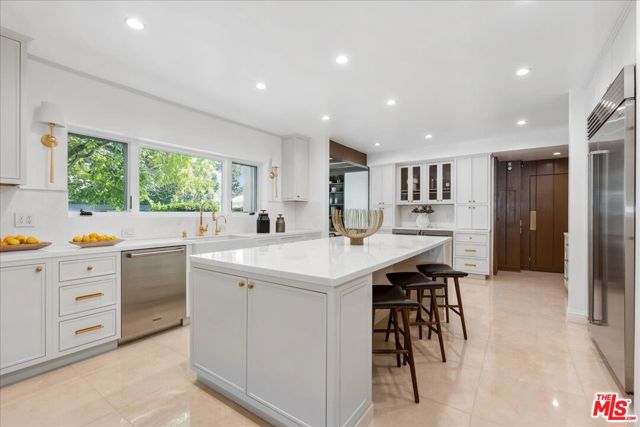 814 Foothill Road, Beverly Hills CA: https://media.crmls.org/mediaz/78ae7150-68dd-44ab-adeb-ec99a845098e.jpg