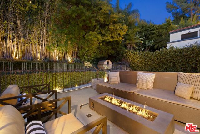 3300 N Knoll Drive, Los Angeles CA: https://media.crmls.org/mediaz/78aed425-8c4b-4d72-b4ef-839fcf22a741.jpg
