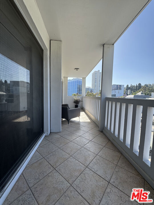 999 N Doheny Drive, West Hollywood CA: https://media.crmls.org/mediaz/78af183b-c8d1-4ebc-87e7-903bebbea615.jpg