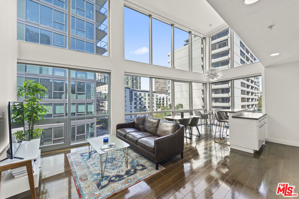 901 S Flower Street #700