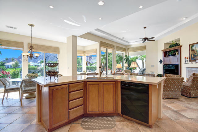 79405 Mandarina, La Quinta CA: https://media.crmls.org/mediaz/78af74b1-523b-46da-a351-f705837e3e75.jpg