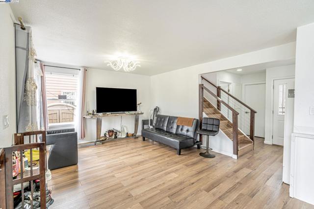 10468 West Court, Oakland CA: https://media.crmls.org/mediaz/78af9beb-1d6a-434a-874e-4edae3de1ce8.jpg