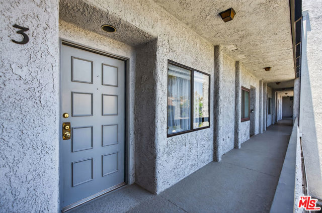 1920 Pandora Avenue, Los Angeles CA: https://media.crmls.org/mediaz/78b09273-bf7f-44b7-92fb-6eb1f6dcc2a9.jpg