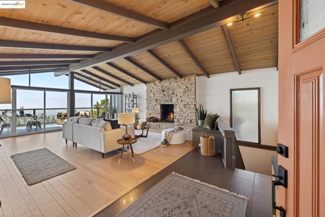 5920 Ascot Dr, Oakland CA: https://media.crmls.org/mediaz/78b0af16-d773-4a49-8942-5c4e7245c2c2.jpg